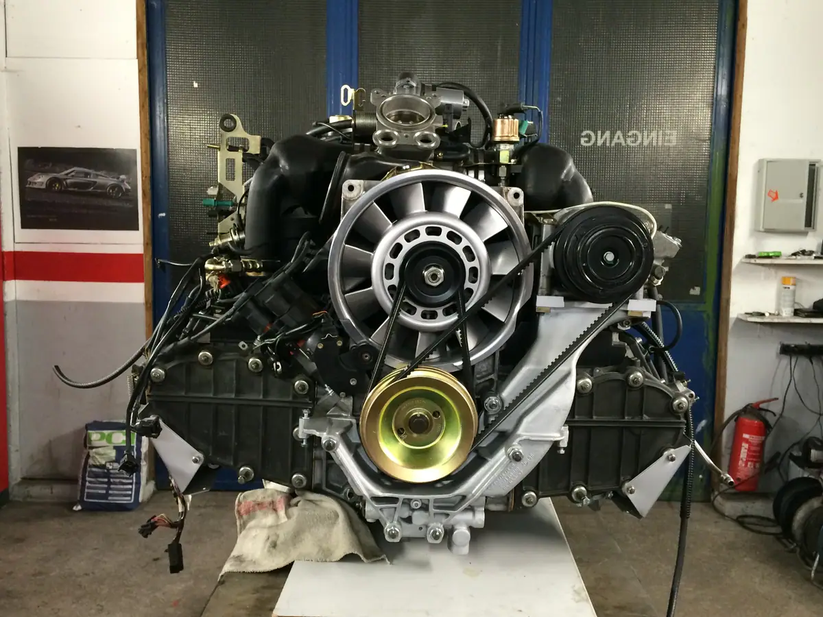 Porsche-Boxermotor auf dem Montagebock in unserer Werkstatt